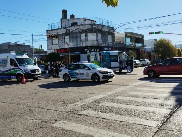 Dos hombres heridos en un accidente moto - peat�n